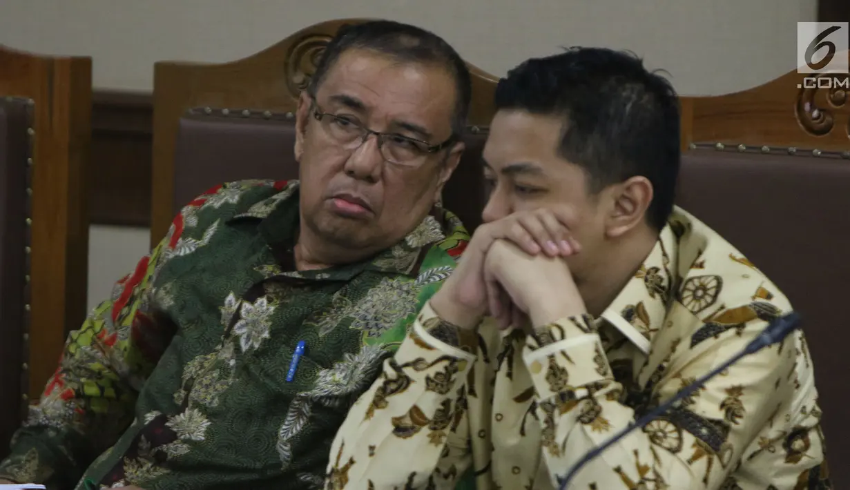 Terdakwa suap pengadaan barang dan jasa di Pemkot Kendari, Asrun (kiri) bersama Wali Kota nonaktif Kendari Adriatma Dwi Putra saat menjalani sidang lanjutan di Pengadilan Tipikor, Jakarta, Rabu (8/8). (Liputan6.com/Helmi Fithriansyah)