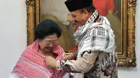 Dubes Palestina Selempangkan Kafiyeh Merah ke Megawati