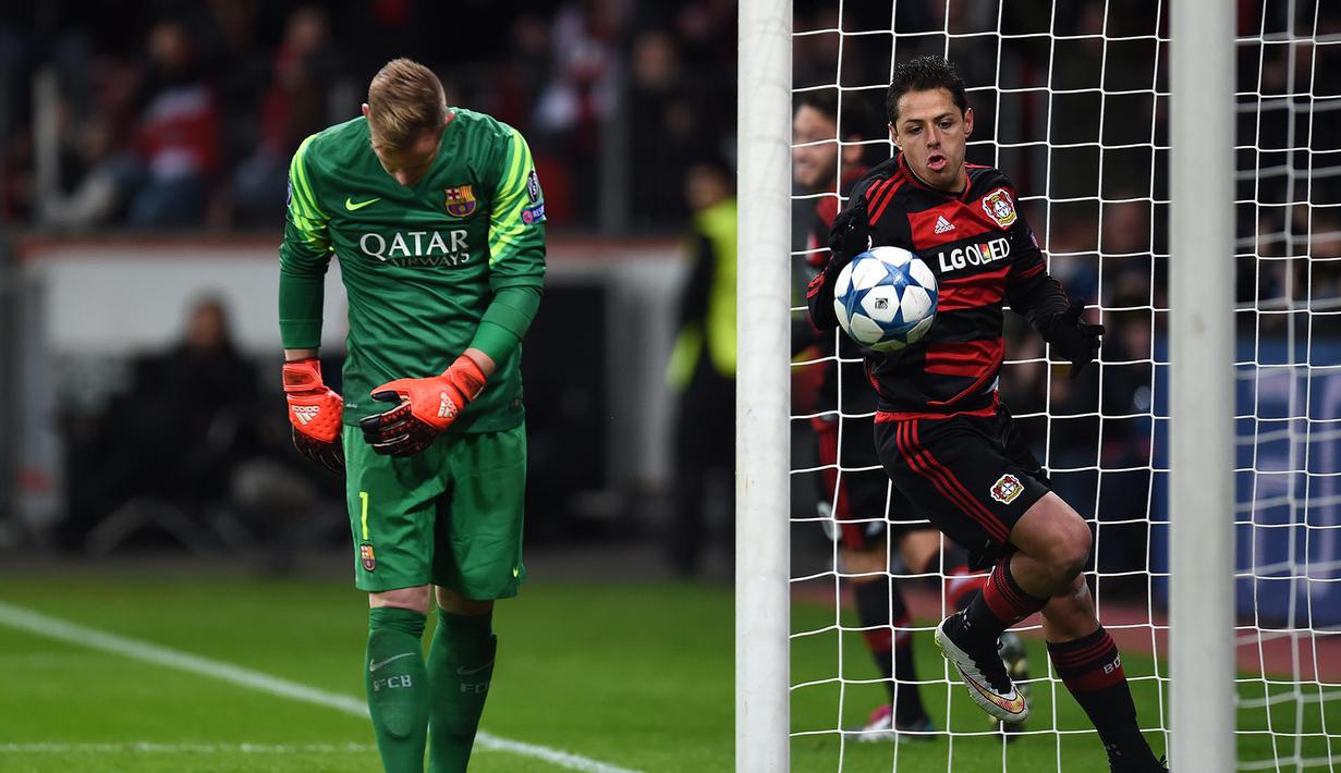 Pemain Bayer Leverkusen, Javier Hernandez usai cetak gol ke gawang kiper Barcelona, Marc-Andre Ter Stegen pada leg kedua grup E Liga Champions di Stadion Bay Arena, Laverkusen, Jerman, Kamis (10/12/2015) dini hari WIB.  (AFP Photo/Patrik Stollarz)