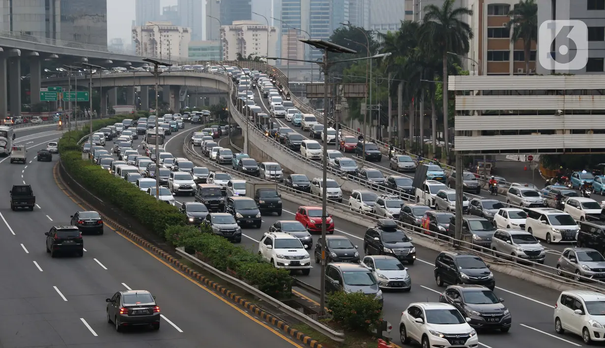 Suasana kepadatan arus lalin di sekitar pintu masuk Tol Dalam Kota Jalan Gatot Subroto, Jakarta, Jumat (29/5/2020). Meski masa Pembatasan Sosial Berskala Besar (PSBB) di Jakarta baru akan diumumkan 4 Juni mendatang, namun jalanan Ibu Kota mulai dipadati kendaraan. (Liputan6.com/Helmi Fithriansyah)