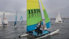 Menpora Imam Nahrawi saat memantau pelatnas layar di Laut Jakarta, Kamis (24/5/2018). Cabang layar menargetkan dua medali emas pada Asian Games 2018 mendatang. (Bola.com/Vitalis Yogi Trisna)