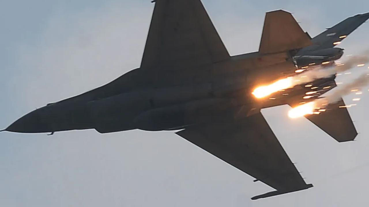 Selain itu ada penampilan udara dari pesawat jet tempur F-16 TNI AU yang mengeluarkan flare.