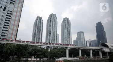 Gerbong kereta Light Rail Transit (LRT) terparkir di jalur Dukuh Atas, Jakarta, Kamis (17/2/2022). LRT Jabodebek direncanakan akan beroperasi sebagai moda transportasi umum mulai tanggal 17 Agustus 2022. (Liputan6.com/Faizal Fanani)