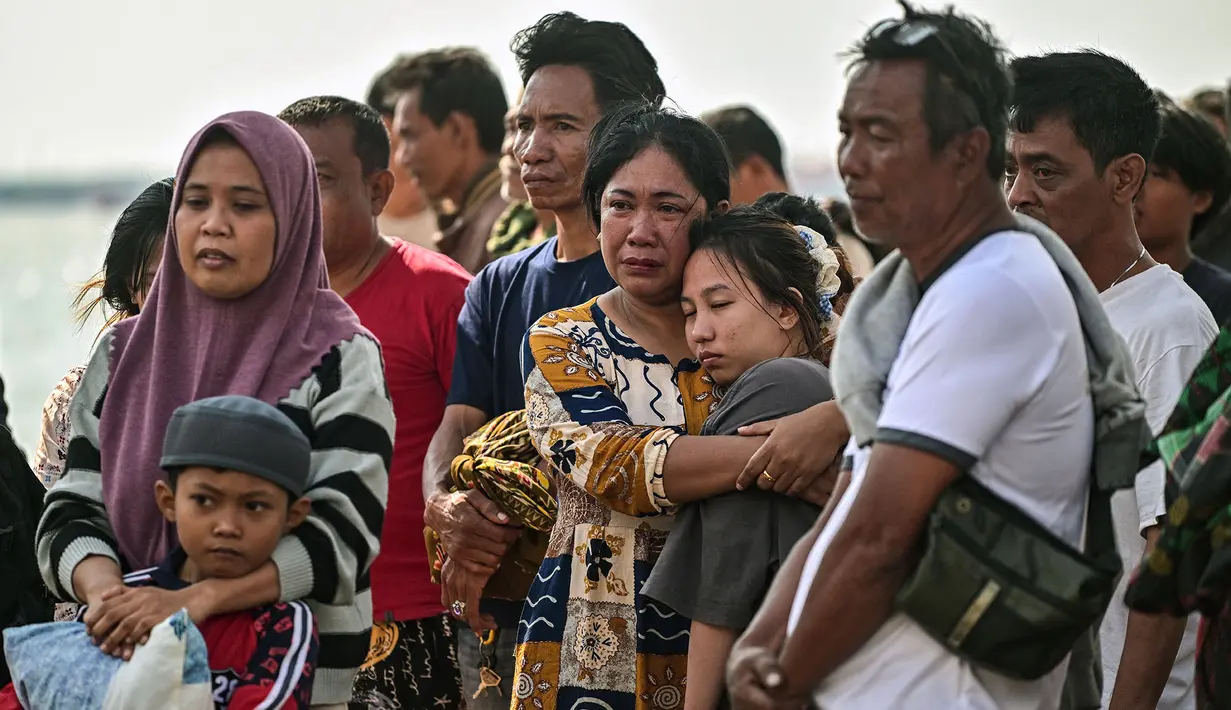 Sejumlah korban kebakaran kapal KM Mutiara Sentosa II berada di atas Kapal Negara (KN) Masalembo bersiap untuk bersandar di Dermaga Jamrud Utara, Pelabuhan Tanjung Perak, Surabaya, Jawa Timur, Selasa (4/8/2026).