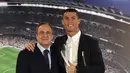 Cristiano Ronaldo (kanan) dan presiden klub, Florentino Perez berpose usai penandatanganan  kontrak baru di  Santiago Bernabeu stadium, Madrid, (7/11/2016). Ronaldo sepakat bersama Real Madrid hingg Juni 2021. (AFP/Gerard Julien)