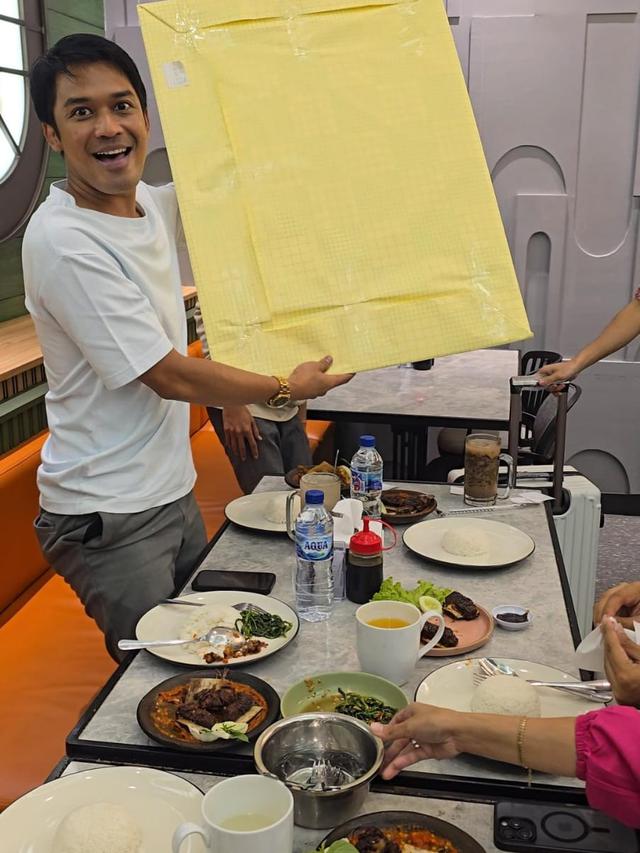 Dicky Difie mendapatkan hadiah spesia