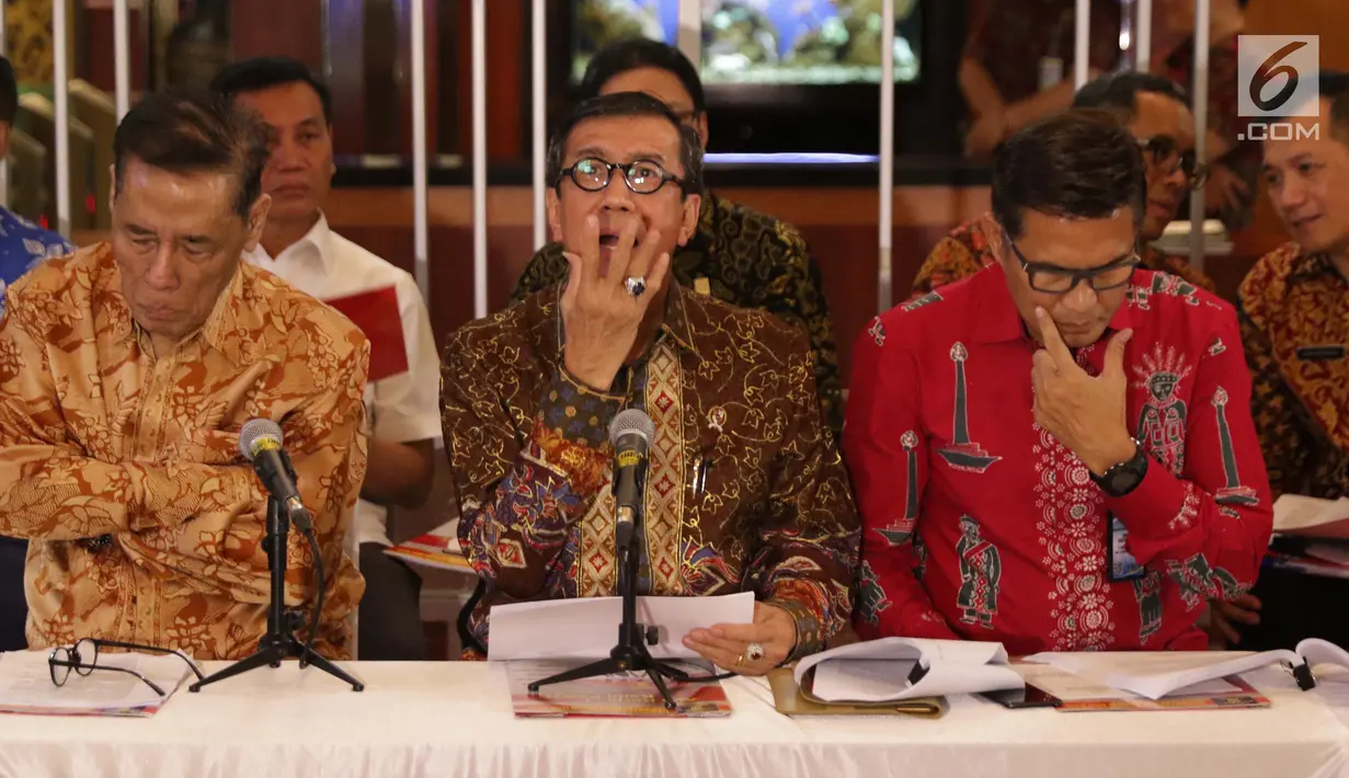 Menteri Hukum dan HAM, Yasonna Laoly (tengah) saat menyampaikan keterangan terkait penundaan pengesahan RUU KUHP di Graha Pengayoman Kementerian Hukum dan HAM, Jakarta, Jumat (20/9/2019). Menkumham juga mengklarifikasi beberapa isu terkait draft RUU KUHP. (Liputan6.com/Helmi Fithriansyah)