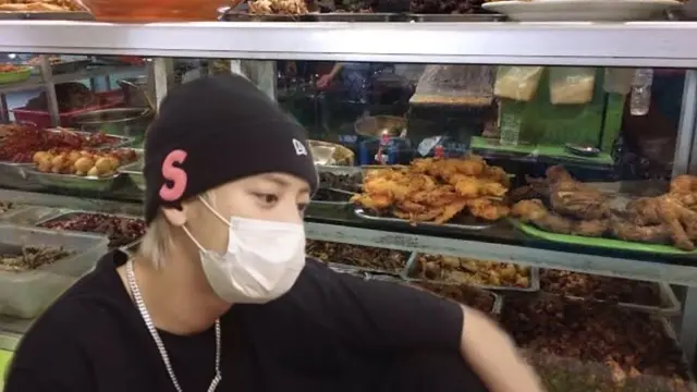 6 Potret Editan Idol Kpop Jajan di Pinggir Jalan, Cocok Jadi Warga Lokal