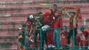Suporter Semen Padang walaupun sedikit namum dukungannya sangat berarti untuk tim pada lanjutan Piala Jenderal Sudirman grup E  di Manahan, Solo, Sabtu (12/12/2015). (Bola.com/Nicklas Hanoatubun)
