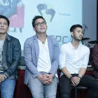 "Kita berevolusi. Ini sesuatu yang masa depan. Mungkin kalau bisa kita bikin aplikasi sendiri. Sekarang yang masuk album Taman Langit dan Bintang di Surga. Nanti kita akan masukin album Hari yang Cerah," tutur Ariel. (Adrian Putra/Bintang.com)