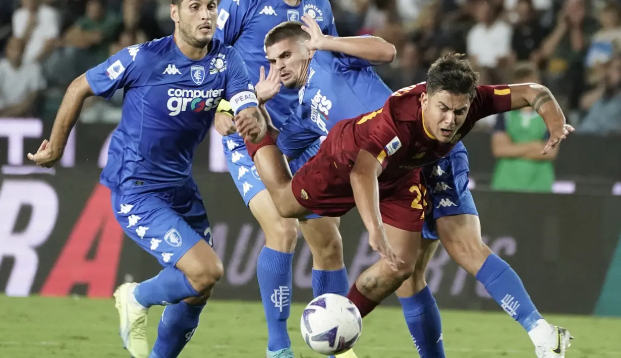 Penyerang AS Roma Paulo Dybala berebut bola dengan pemain Empoli, Razvan Gabriel Marin dan Filippo Bandinelli dalam partai Serie A 2022/2023 giornata 6 di Stadio Carlo Castellani, Selasa (13/9/2022) dini hari WIB. Duel Empoli vs Roma berakhir dengan skor 2-1 untuk kemenangan Serigala Ibu Kota --julukan AS Roma.  (Marco Bucco/LaPresse via AP)