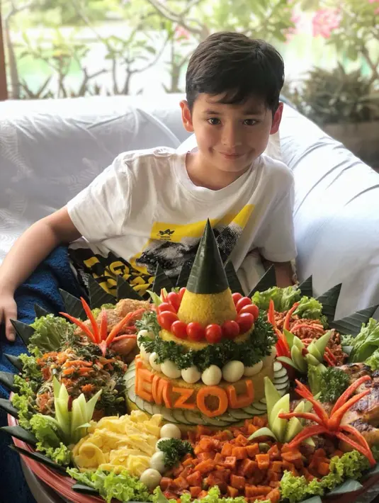 Kenzou Lion Bleszynski Lewis, putra Tamara Bleszynski yang baru khitanan. (dok. Instagram @tamarableszynskiofficial/https://www.instagram.com/p/BvyZ0OYFqJB/Putu Elmira)