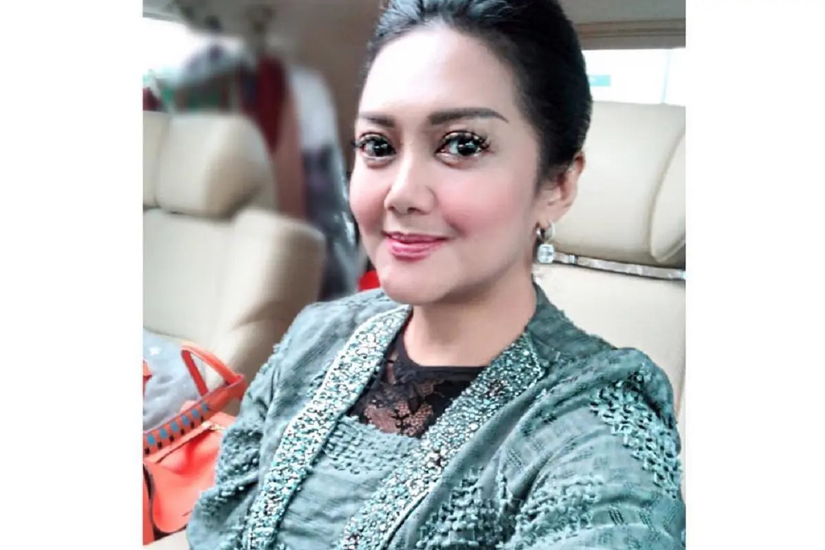 Bella Saphira Tampil Cantik dalam Balutan Tenun Garut