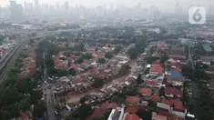 Foto udara suasana Sungai Ciliwung yang diapit pemukiman padat penduduk di kawasan Manggarai, Jakarta, Selasa (7/1/2020). Pemprov DKI Jakarta akan membebaskan 118 bidang lahan untuk proyek normalisasi Sungai Ciliwung pada tahun 2020 yang tersebar di empat kelurahan. (Liputan6.com/Immanuel Antonius)