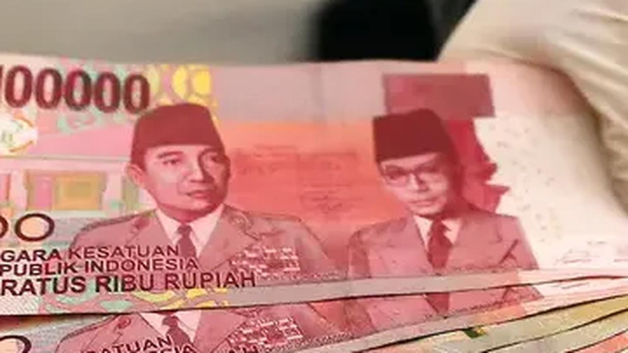 "Kemudian kasir pegang banyak uang di tangan, memilih-milih dan mencarikan. Kemudian meminta kasir mengeluarkan beberapa lembar uang, dengan alasan ingin memilih seri tertentu," urainya.