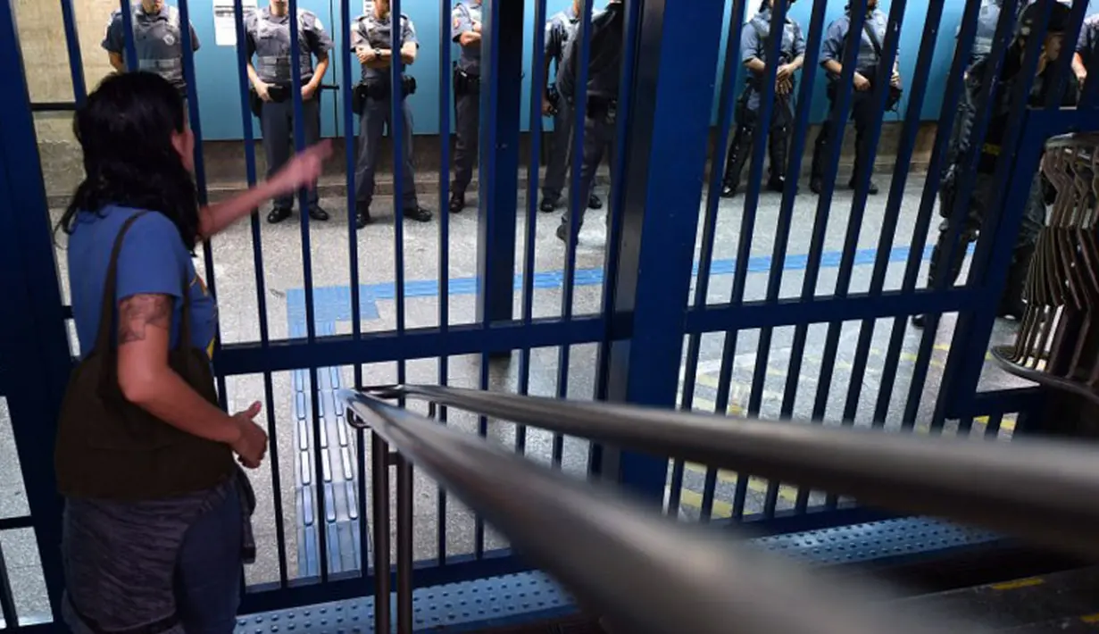 Stasiun Metro, Ana Rosa, Sao Paulo, ditutup sementara selama berlangsungnya aksi unjuk rasa pekerja kereta bawah tanah dan anggota MTST (Gerakan Pekerja Tunawisma), (9/6/2014). (AFP PHOTO/NELSON Almeida)