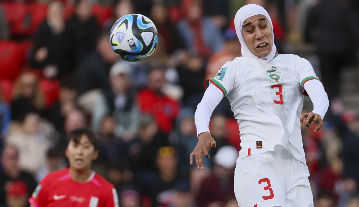 Piala Dunia Wanita 2023 yang tengah digelar di Australia dan Selandia Baru telah menggoreskan tinta emas bagi seorang pesepak bola wanita yang membela Timnas Maroko. Ya, Nouhaila Benzina pesepak bola wanita berusia 25 tahun tercatat sebagai pesepak bola berhijab pertama yang tampil di ajang Piala Dunia. Saat Timnas Wanita Maroko menang 1-0 atas Korea Selatan pada laga kedua Grup H, Nouhaila Benzina tampil mengenakan hijab sebagai identitas wanita muslim. FIFA yang sebelumnya melarang penggunaan hijab bagi para pesepak bola wanita di edisi-edisi Piala Dunia Wanita sebelumnya dengan alasan keselamatan, akhirnya merestuinya di ajang Piala Dunia Wanita 2023 yang menjadi edisi ke-9 sepanjang sejarah. (AP Photo/James Elsby)