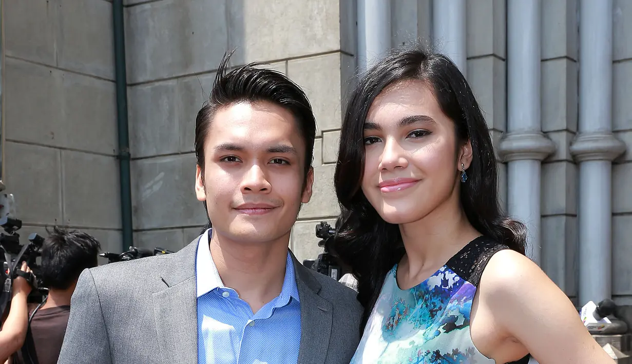 Randy Pangalila dan sang kekasih, Michella Putri, hadir di pernikahan Glenn Alinskie dan Chelsea Olivia. Sepertinya mereka berdua juga ingin segera menyusul sahabatnya tersebut. (Galih W. Satria/Bintang.com)