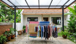 Model penutup jemuran belakang rumah yang tetap dapat sinar matahari. [Foto: Gemini]