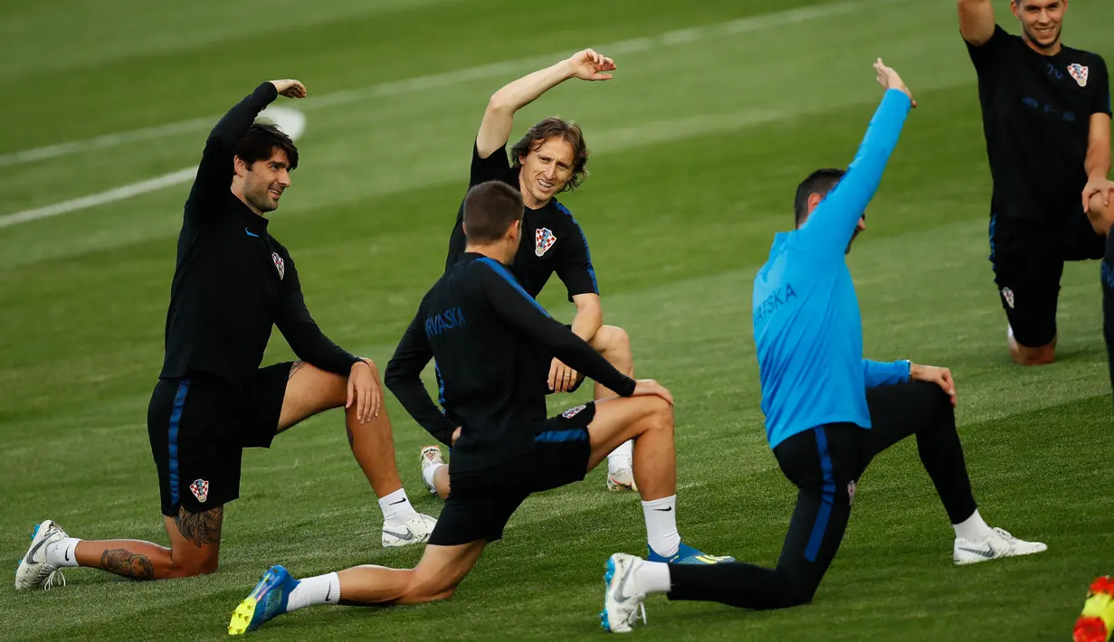 Pemain Kroasia, Luca Modric (tengah) bersama rekan setimnya melakukan peregangan otot saat sesi latihan di Lapangan Luzhniki, Moskow, Rusia, Senin (9/7). Kroasia akan menghadapi Inggris pada laga semifinal Piala Dunia 2018. (AP Photo/Francisco Seco)