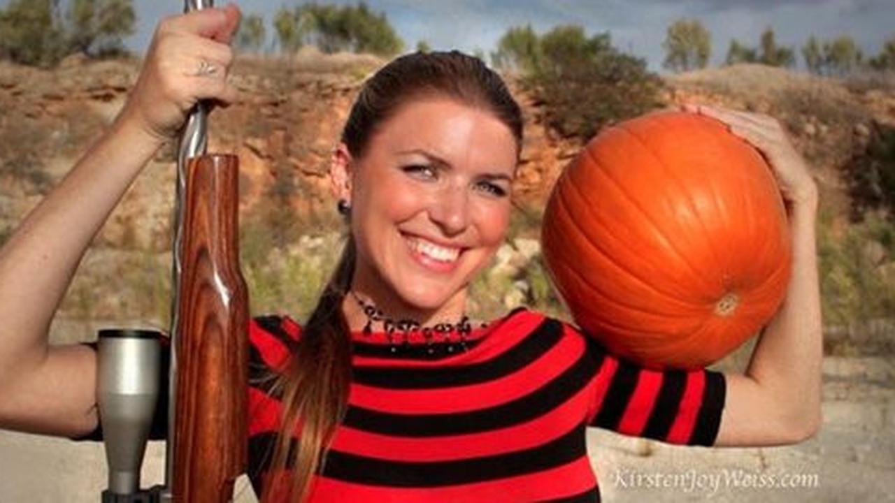 Unik, penembak profesional ini bikin labu Halloween dengan senapan