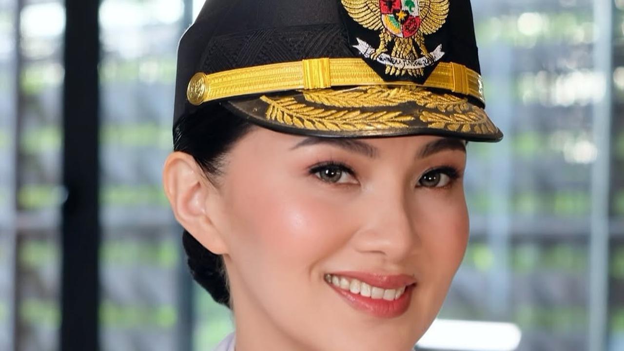 Potret Gubernur Maluku Utara Sherly Tjoanda Berbalut Seragam PDU Putih