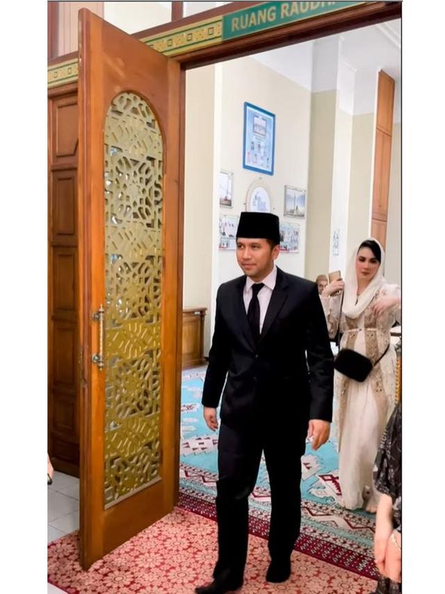 6 Potret Arumi Bachsin dan Emil Dardak di Pernikahan Anak Khofifah, Ikut Sapa Tamu