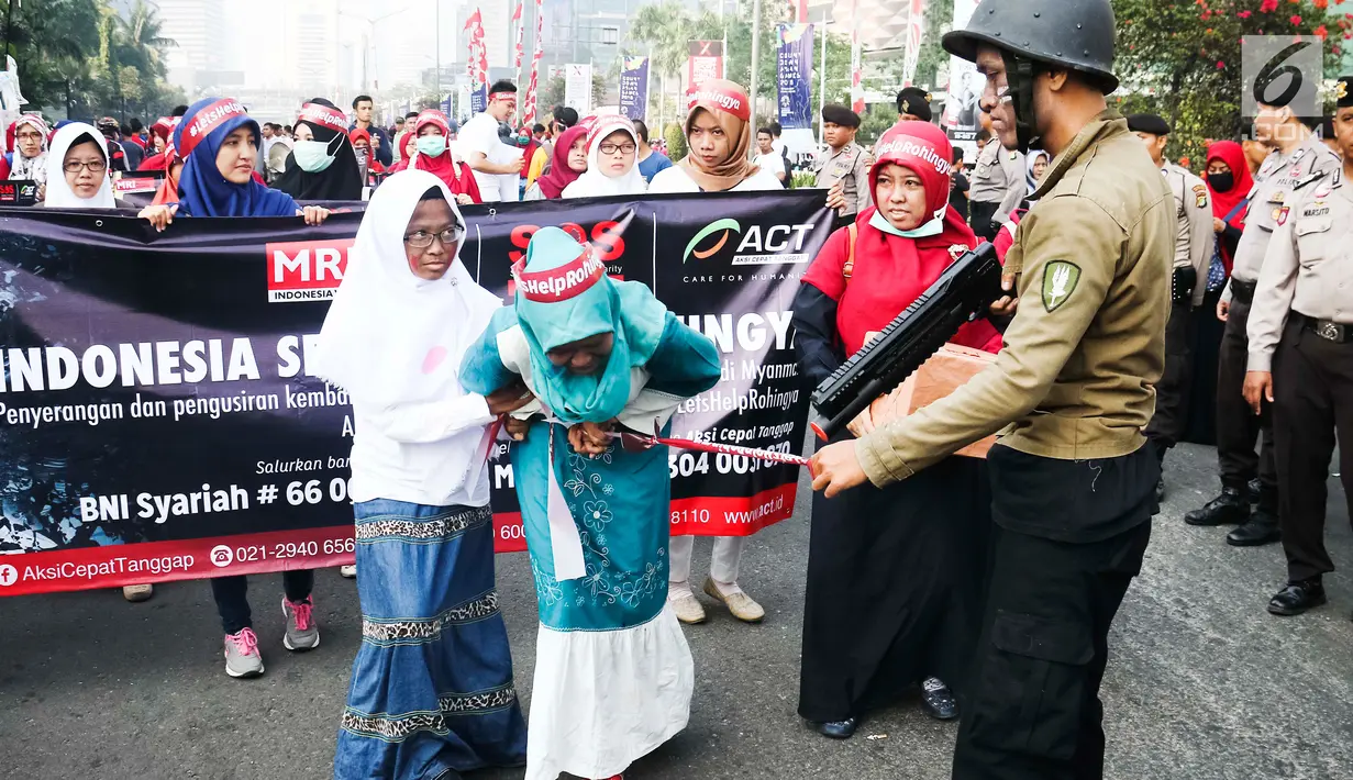 Masyarakat Relawan Indonesia melakukan aksi teatrikal untuk muslim rohingya di Bundaran HI, Jakarta, Minggu (3/9). Aksi solidaritas tersebut mengecam kekerasan yang terjadi pada muslim Rohingya yang di lakukan militer Myanmar. (Liputan6.com/Angga Yuniar)