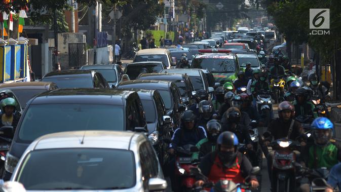 Pengendara padat merayap melewati jalan Cikini Raya, Jakarta, Kamis (1/8/2019). Kemacetan jalan tersebut karena adanya proyek pelebaran trotoar yang direvitalisasi serta penggantian aspal jalan dan volume kendaraan yang cukup tinggi. (merdeka.com/Imam Buhori)