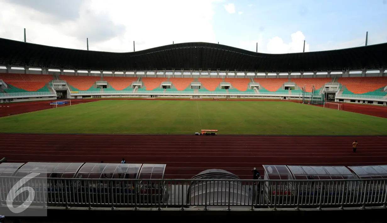 Suasana dalam Stadion Pakansari, Kabupaten Bogor, Selasa (9/8). Berstandar internasional, stadion ini menggunakan rumput jenis bermuda untuk area lapangan hijau serta berkapasitas 31.000 kursi penonton. (Liputan6.com/Helmi Fithriansyah)