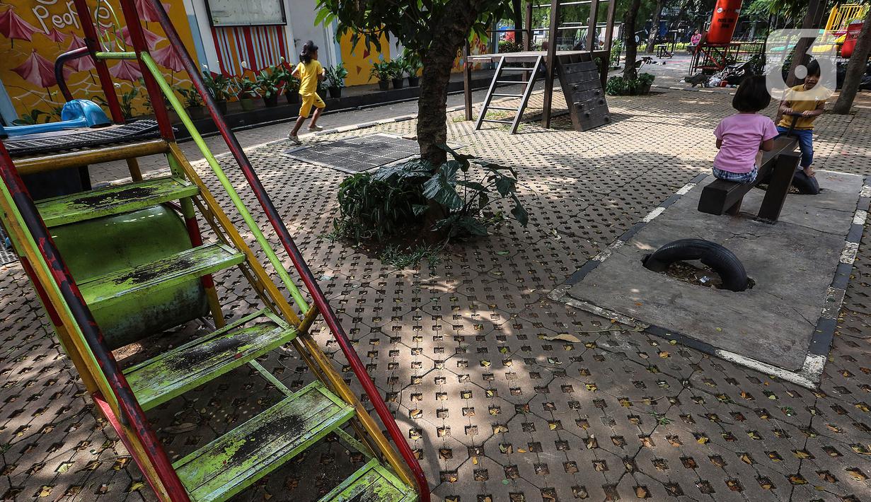 Suasana saat anak-anak bermain di Ruang Publik Terpadu Ramah Anak (RPTRA) Berseri, Petukangan Utara, Pesanggrahan, Jakarta, Kamis (13/7/2023). Kendati banyak cat pada wahan permainan yang mulai pudar dan kotor, tapi tidak menyurutkan minat anak-anak untuk bermain di RPTRA Berseri. (Liputan6.com/Johan Tallo)