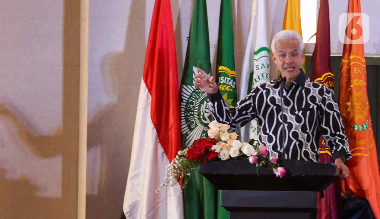 Calon Presiden Ganjar Pranowo menyampaikan visi dan misinya di acara dialog terbuka bersama Muhammadiyah di Kampus Universitas Muhammadiyah Jakarta (UMJ) Ciputat, Tangerang Selatan, Banten, Kamis (23/11/2023). (Liputan6.com/Herman Zakharia)