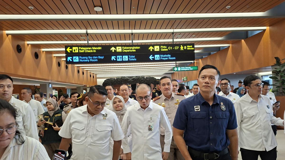 Pantau Libur Nataru, Menko AHY Lihat Pergerakan Penumpang di Bandara Soetta