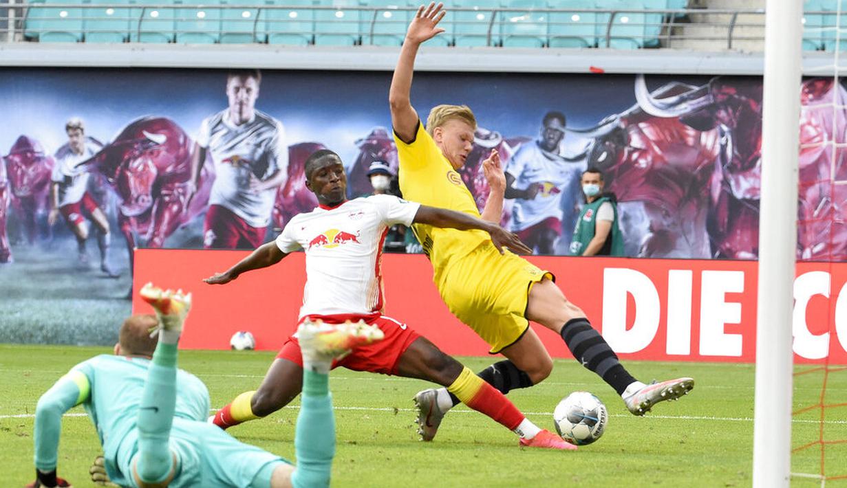 Pemain Borussia Dortmund, Erling Braut Haaland, mencetak gol ke gawang RB Leipzig pada laga  Bundesliga di Red Bull Arena Sabtu (20/6/2020). RB Leipzig takluk 0-2 dari Borussia Dortmund. (AP/Jens Meyer)