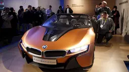 Tampak depan mobil BMW i yang dipamerkan di CES 2016, Las Vegas, Nevada, Januari, (7/1). Mobil ini dijadikan visi mobil masa depan yang akan diproduksi oleh Perusahaan Otomotif Jerman ini. (REUTERS / Steve Marcus)