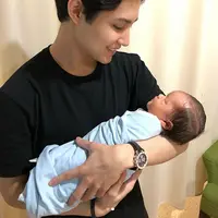 Pemeran yang juga anak artis senior Teuku Rasya mengungkapkan rasa bahagianya saat memiliki adik. Remaja 19 tahun itu baru saja dikaruniai adik laki-laki, Teuku Muhammad Razeen Pasya. (Instagram/teukurassya)