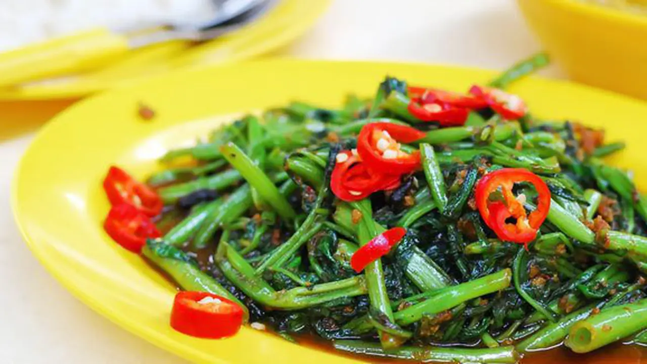 Mengolah kangkung./Copyright shutterstock.com