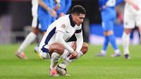 Pemain Timnas Inggris, Jude Bellingham, tampak kecewa dengan kekalahan dari Yunani dalam duel lanjutan Grup F UEFA Nations League B 2024/2025. (John Walton/PA via AP)