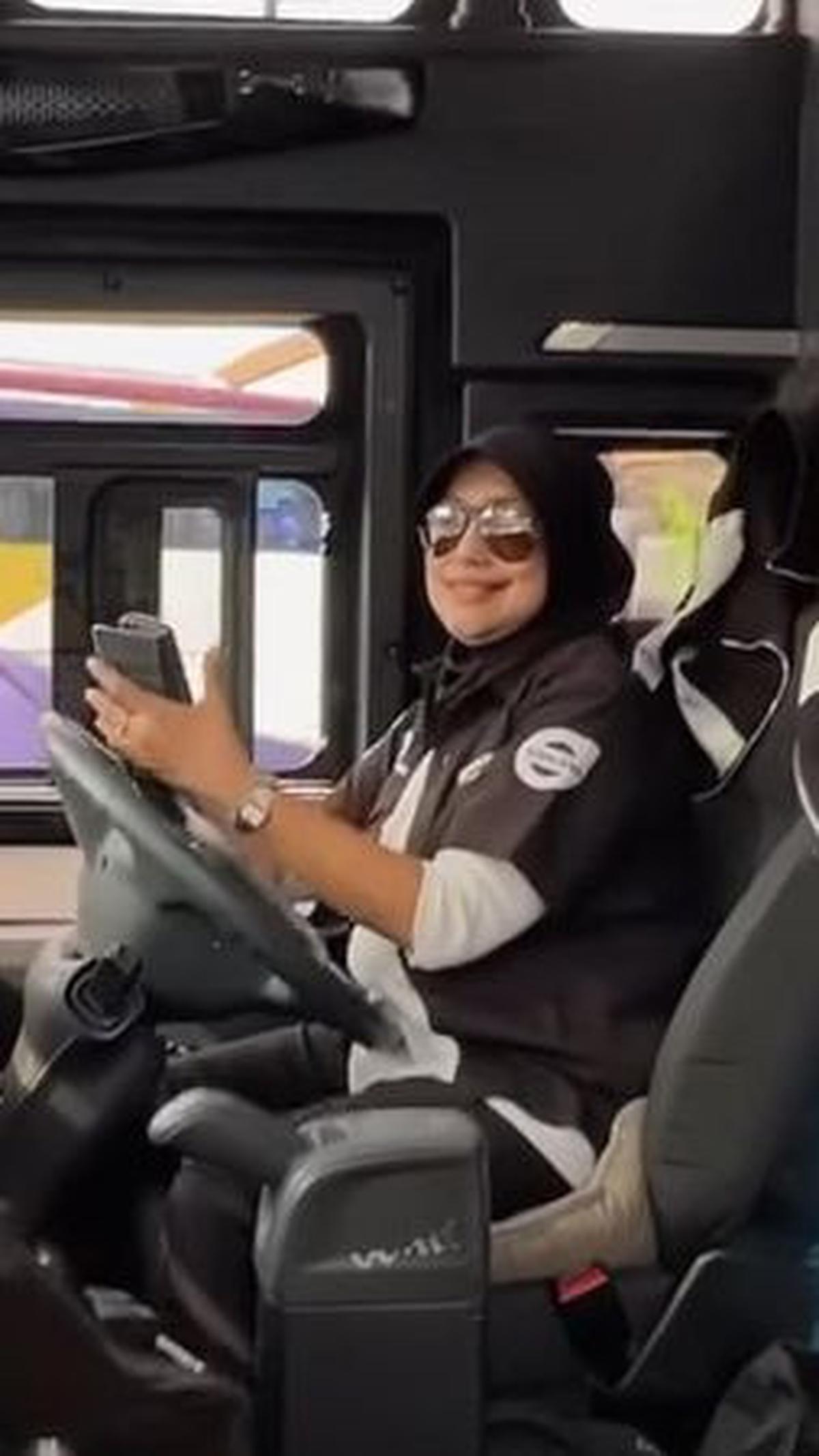 "Silakan," kata Fitri begitu ramah.