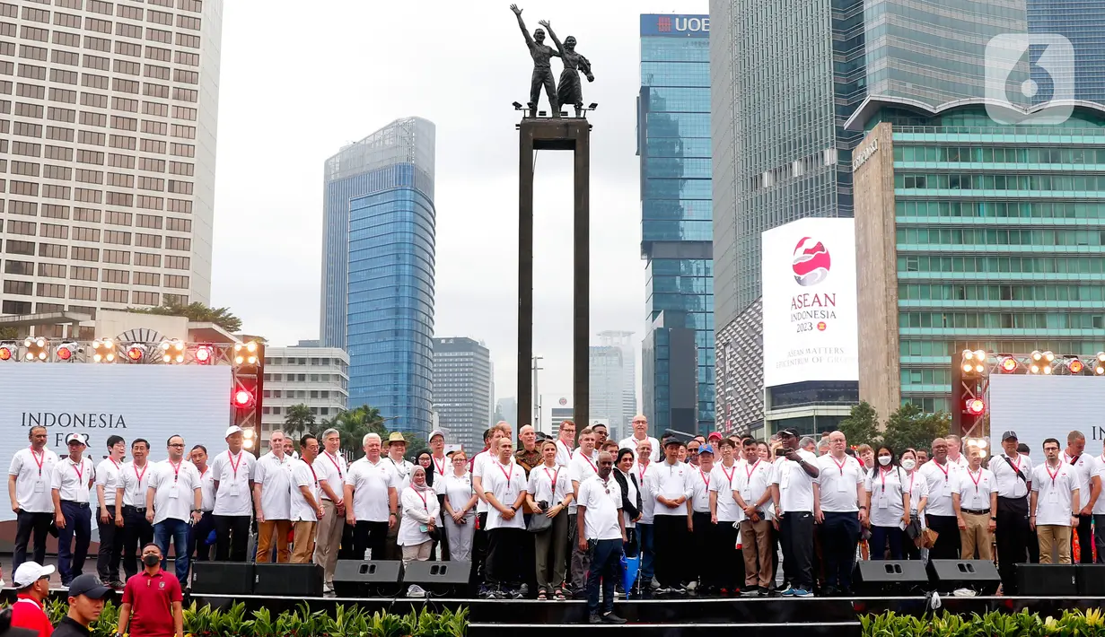 Presiden Joko Widodo (tengah) bersama jajaran menteri dan para duta besar negara-negara anggota Asean serta non-Asean saat membuka acara Kick Off ASEAN Indonesia 2023 di Bundaran HI, Jakarta, Minggu (29/1/2023). Acara tersebut merupakan 'kick off' keketuaan Indonesia dalam ASEAN 2023 yang puncaknya akan berlangsung dua kali, yakni Konferensi Tingkat Tinggi (KTT) ASEAN pada Mei 2023 di Labuan Bajo, Provinsi Nusa Tenggara Timur (NTT) dan KTT ASEAN Plus di Jakarta pada September 2023. (Liputan6.com/Angga Yuniar)