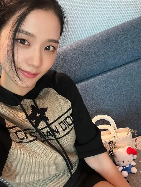 Three Quarter Sleeve Hooded Sweater ini berasal dari koleksi Dior AW22. Foto: Instagram.