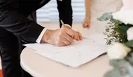 Bikin Perjanjian Pranikah, Benarkah Tanda Kurang Percaya pada Pasangan?
