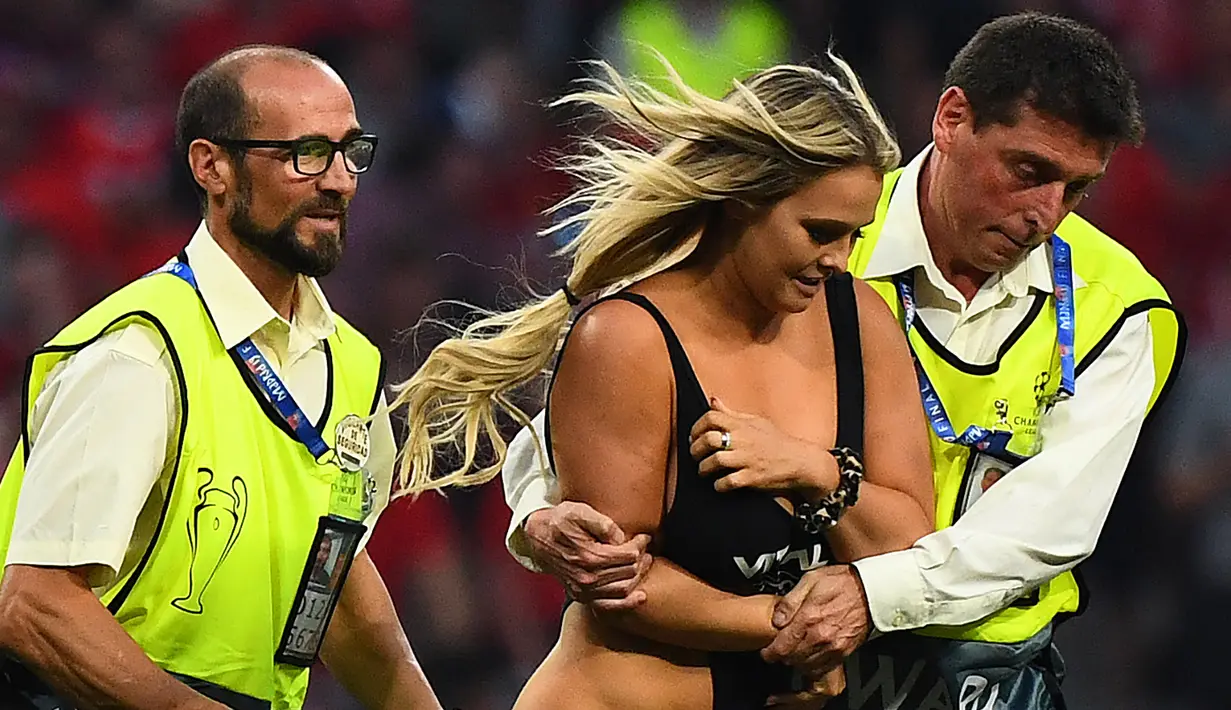 Kini, pengikut Instagram Kinsey Wolanski model baju renang asal Amerika Serikat langsung melonjak menjadi 3.1 juta pengikut dari 300 ribu saja sebelum aksinya di Estadio Wanda Metropolitano, Madrid. ( AFP/Gabriel Bouys )