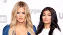 Khloe Kardashian dengan bangga sudah mengonfirmasi kehamilannya dan dengan senang hati membicarakan hal itu pada semua orang. (The Fashion Law)