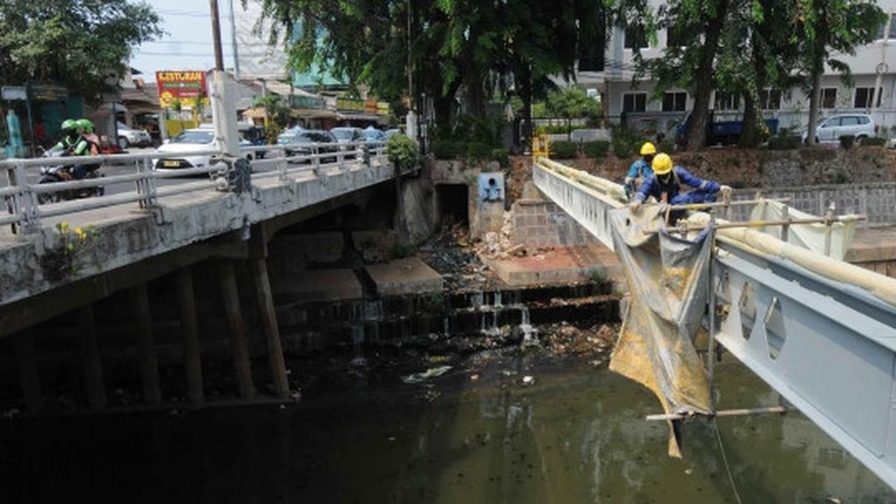 Melihat penggantian pipa gas PGN di atas sungai