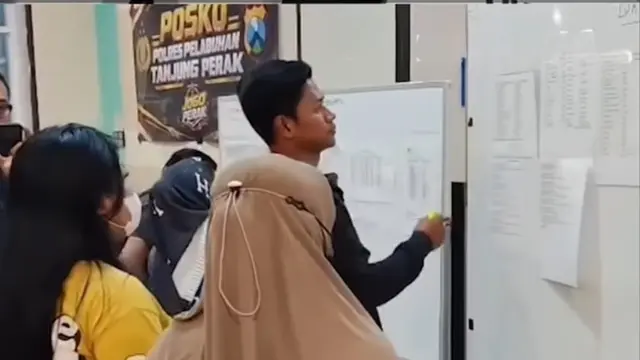 Suami dan Adik Hilang di KM Virgo Transport 8, Warga Kudus Datang ke Surabaya Cari Kepastian