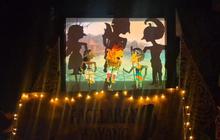 Pertunjukan Wayang Berbahasa Inggris Oleh para Siswa SMA Pikat Pengunjung Mall