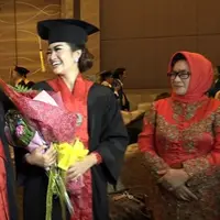 Sama-sama memiliki kegiatan yang padat, Fitri Carlina dan suaminya, Hendra Sumendap tidak melakukan perayaan apapun di hari wisudanya. 