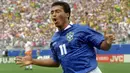 Romario gagal memenangkan gelar juara Liga Champions meski menjadi top skor di turnamen tersebut sebanyak dua kali, yaitu bersama PSV dan Barcelona. Padahal, prestasinya di klub dan Timnas Brasil tak pernah diragukan lagi. Ia juga pernah dianugerahi Ballon d'Or 1994. (AFP/Bob Daemrich)