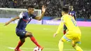 Gelandang Prancis, Kingsley Coman berusaha melewati pemain Kazakhstan, Maksat Taykenov pada kualifikasi grup D Piala Dunia 2022 di stadion Parc des Princes di Paris, Minggu (14/11/2021). Prancis menang telak atas Kazakhstan 8-0 dan berhak lolos ke Piala Dunia 2022 di Qatar. (AP Photo/Michel Euler)